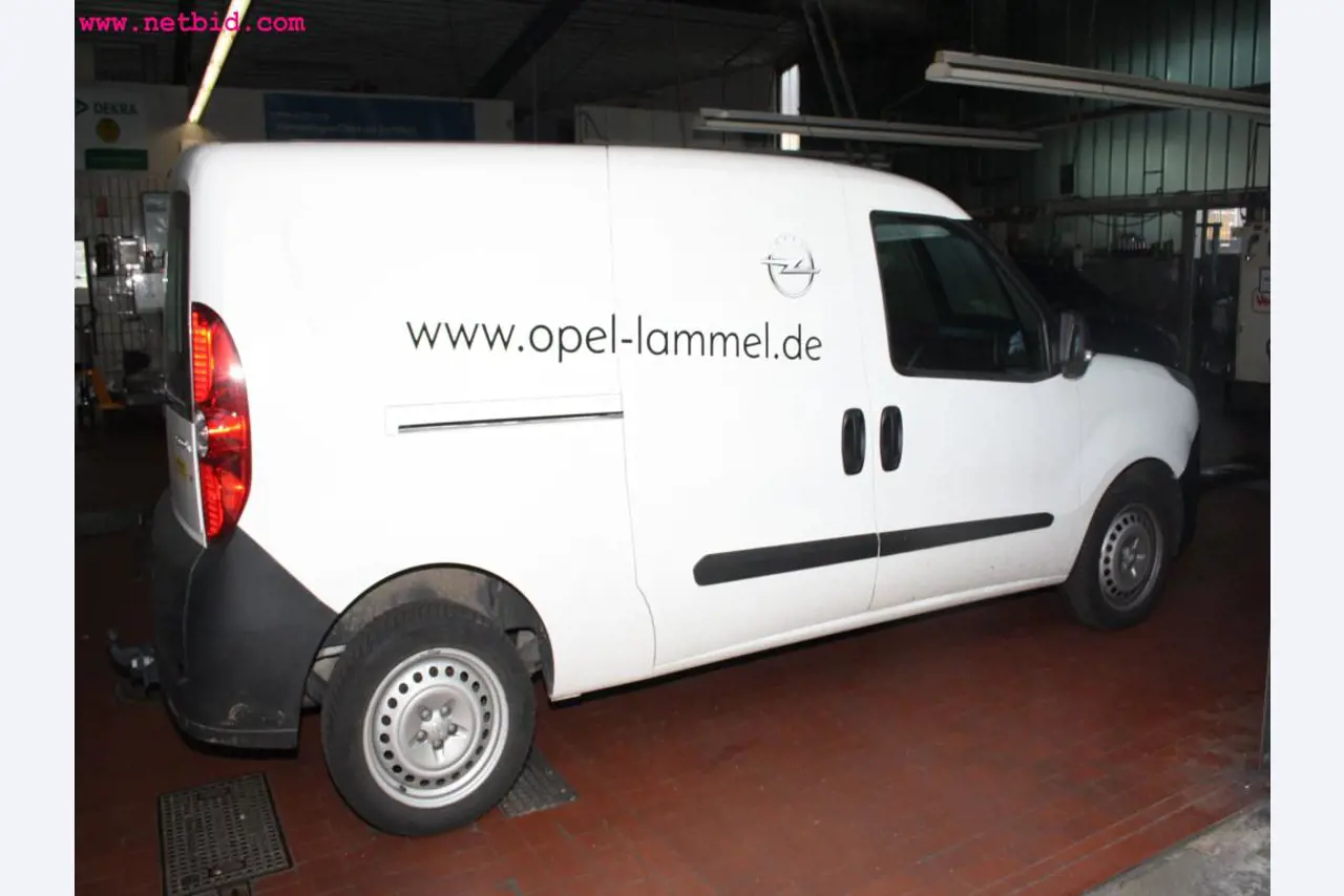 well-maintained machines from the sector automobile workshop -7