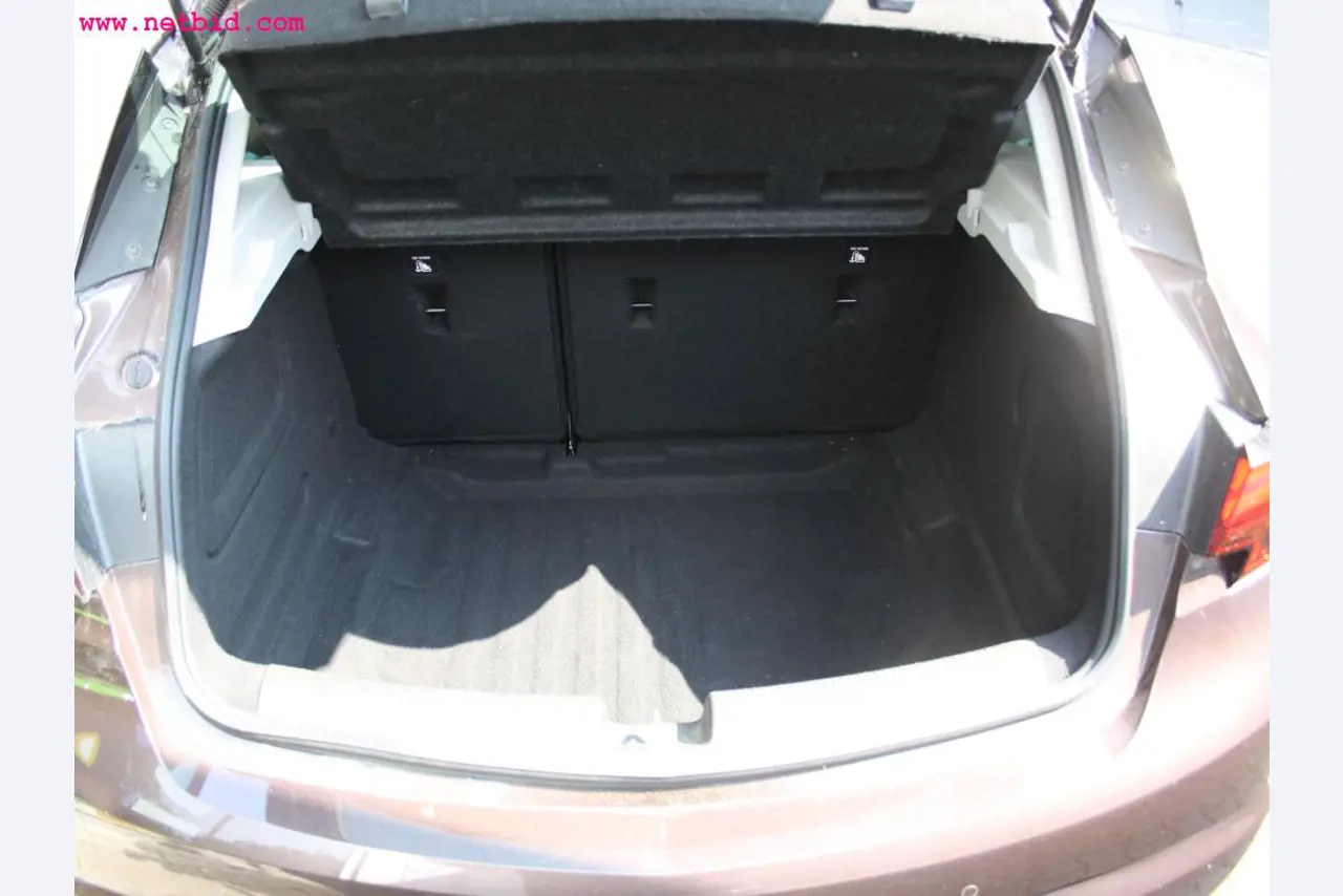 well-maintained machines from the sector automobile workshop -13