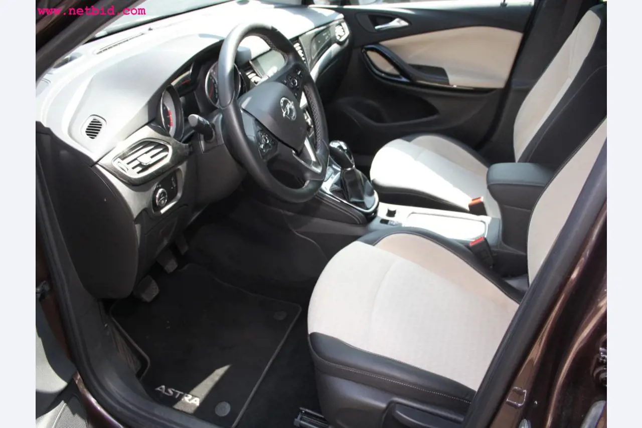 well-maintained machines from the sector automobile workshop -16