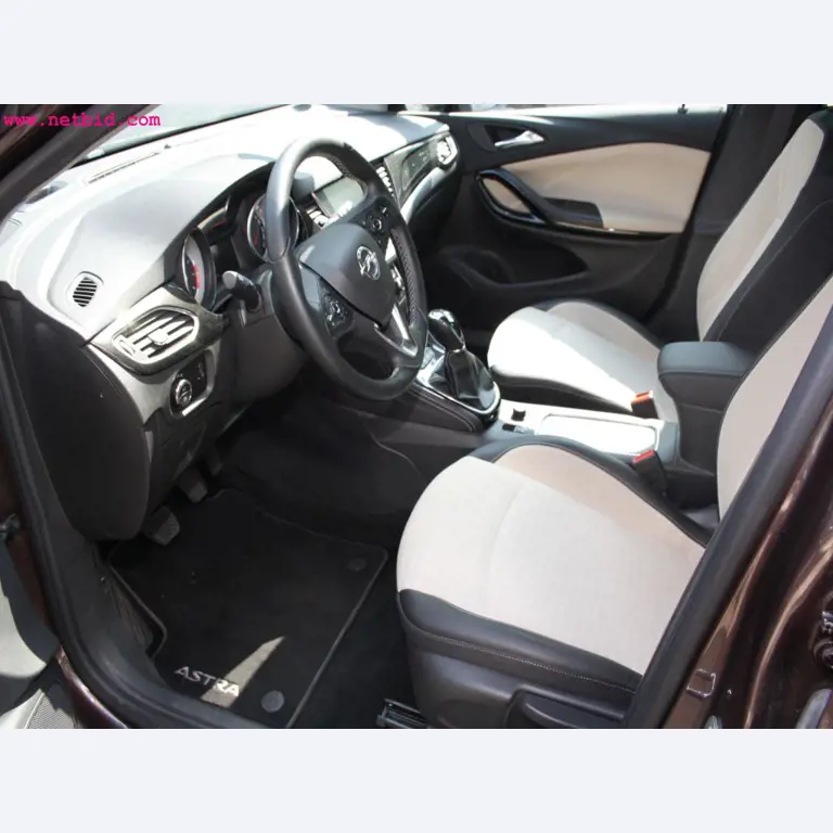 well-maintained machines from the sector automobile workshop -16