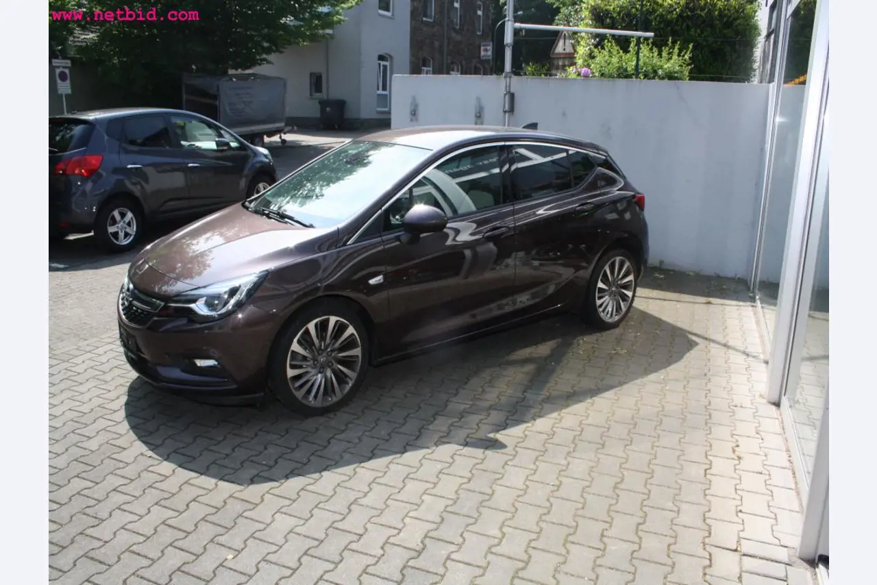 well-maintained machines from the sector automobile workshop -1