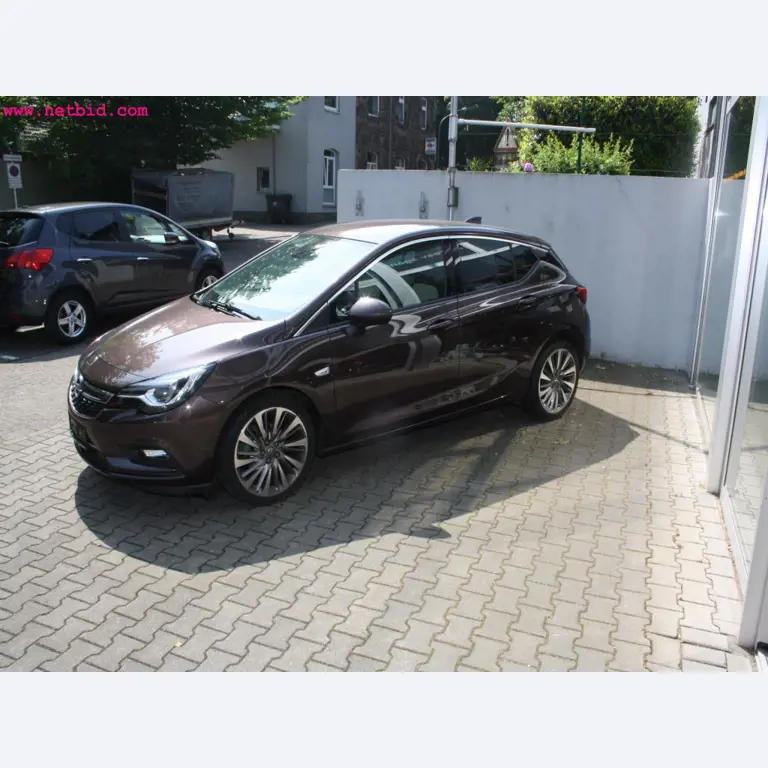 well-maintained machines from the sector automobile workshop -1