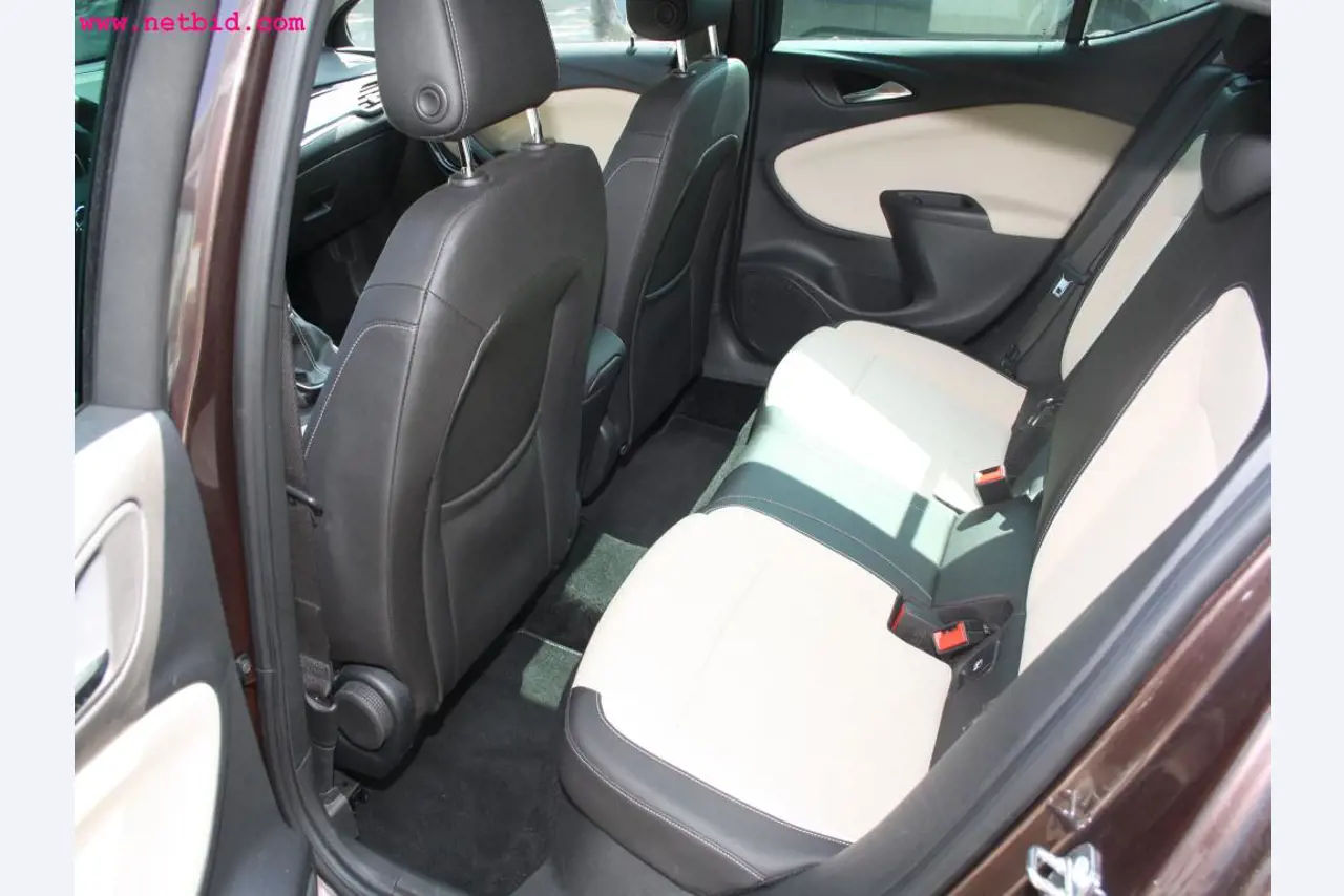 well-maintained machines from the sector automobile workshop -2