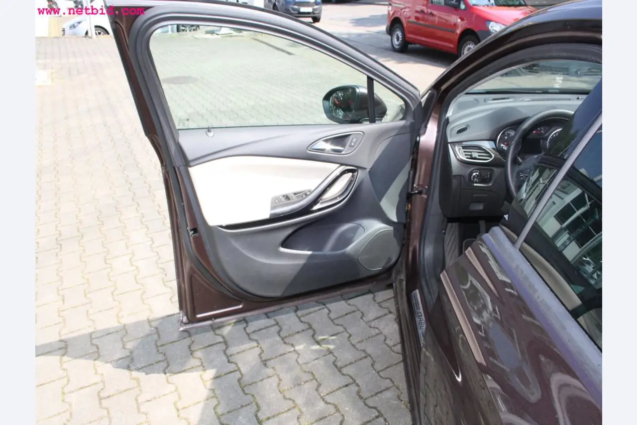 well-maintained machines from the sector automobile workshop -3