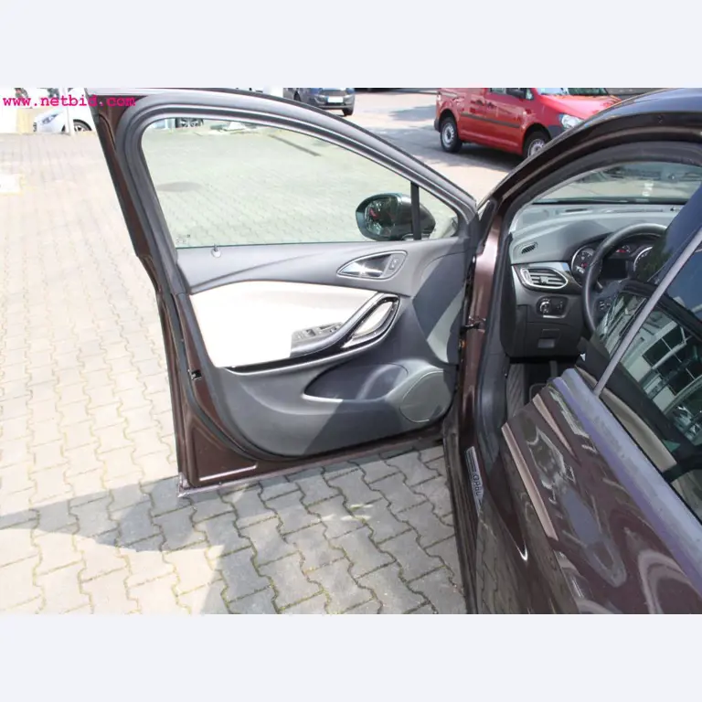 well-maintained machines from the sector automobile workshop -3