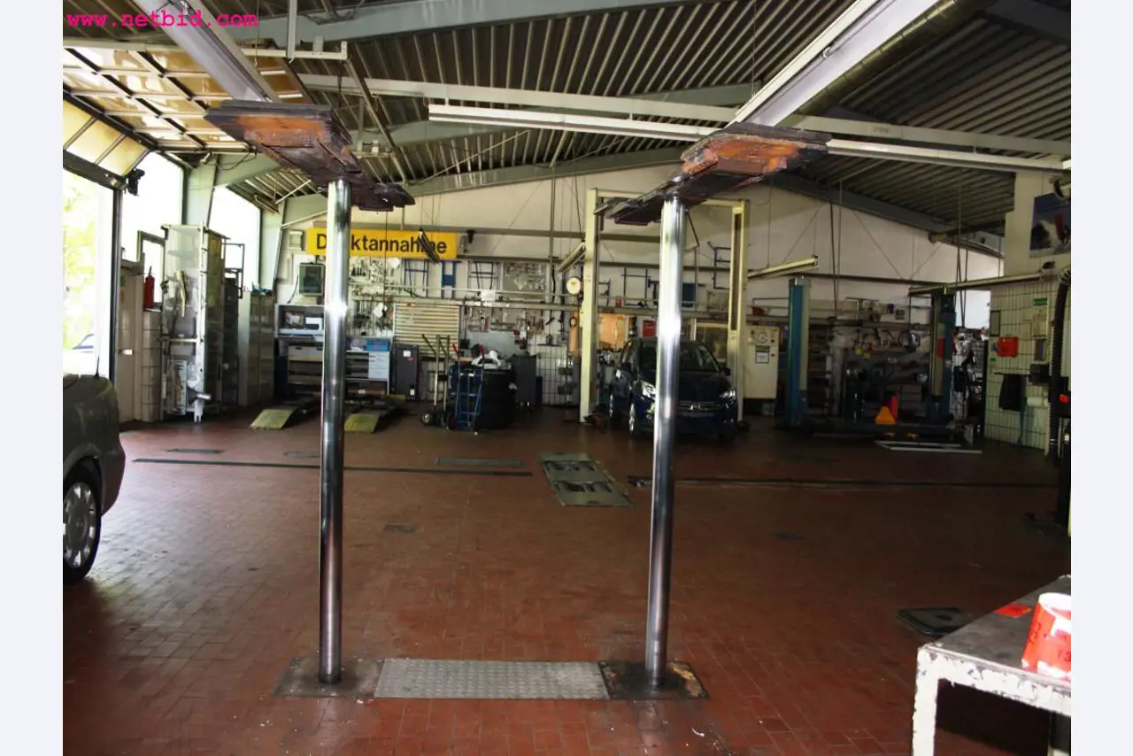 well-maintained machines from the sector automobile workshop -1