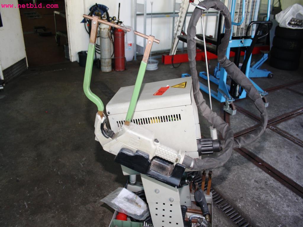 well-maintained machines from the sector automobile workshop -3