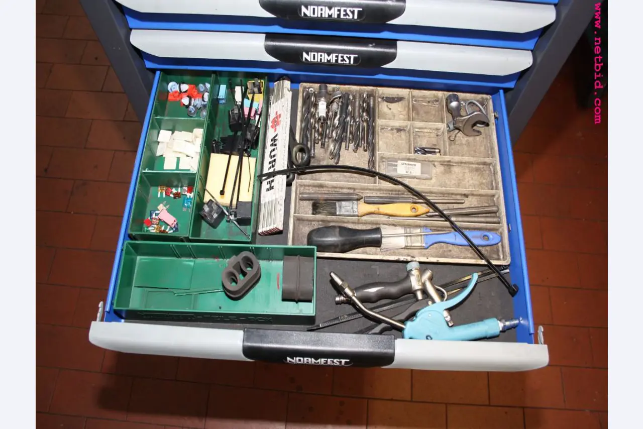 well-maintained machines from the sector automobile workshop -7