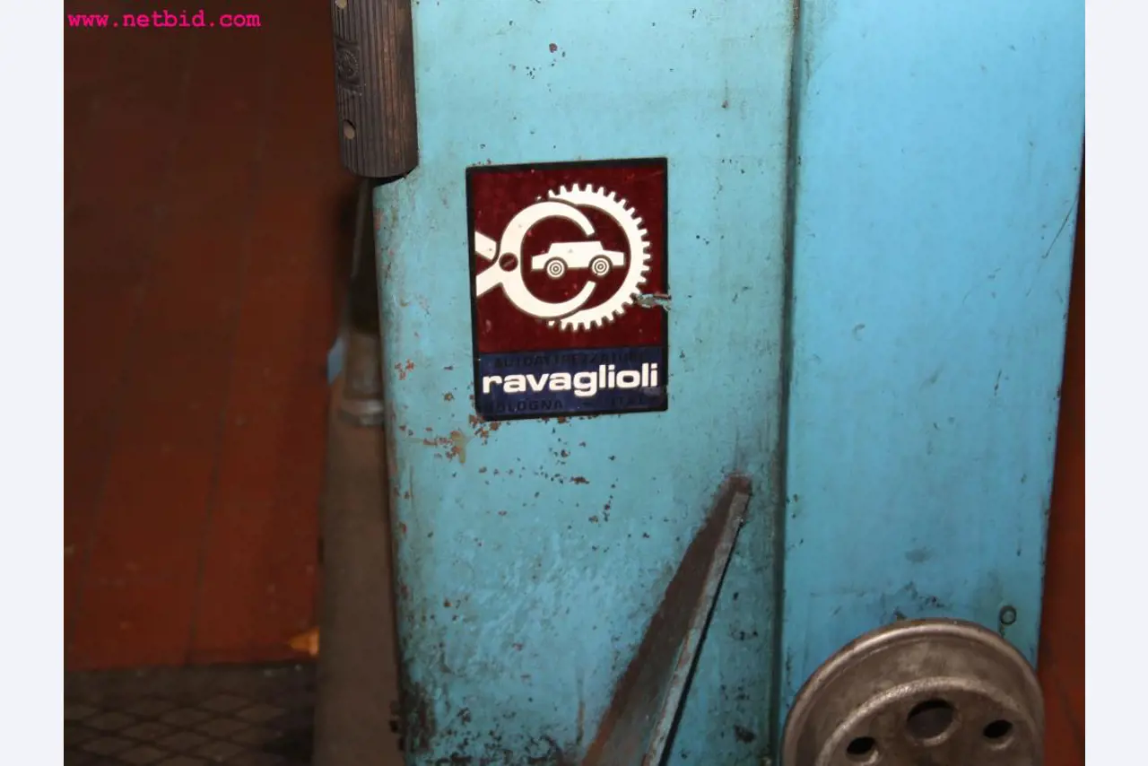 well-maintained machines from the sector automobile workshop -6