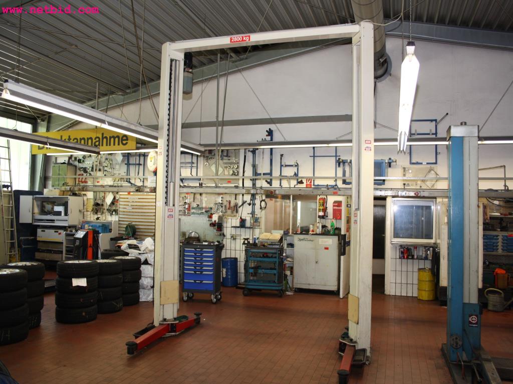 well-maintained machines from the sector automobile workshop -1