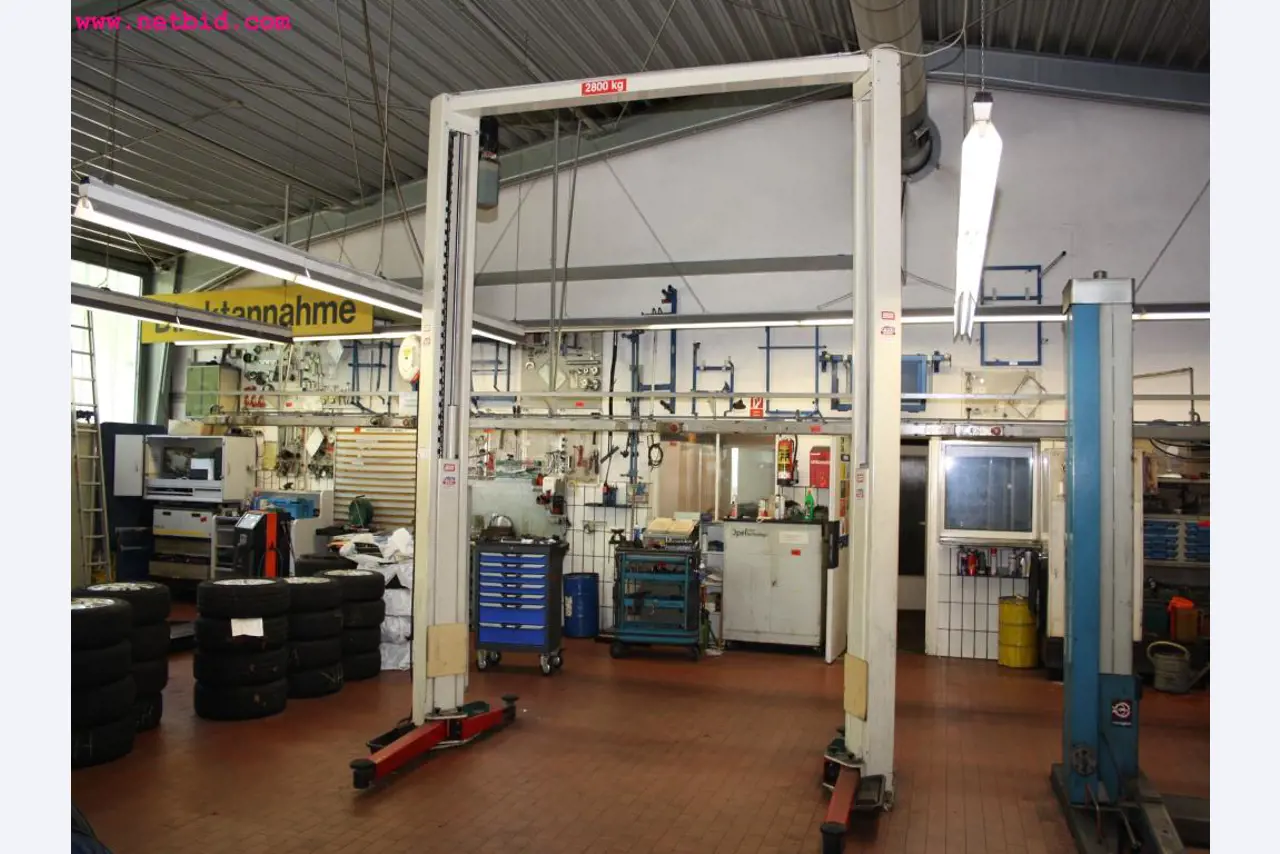 well-maintained machines from the sector automobile workshop -1