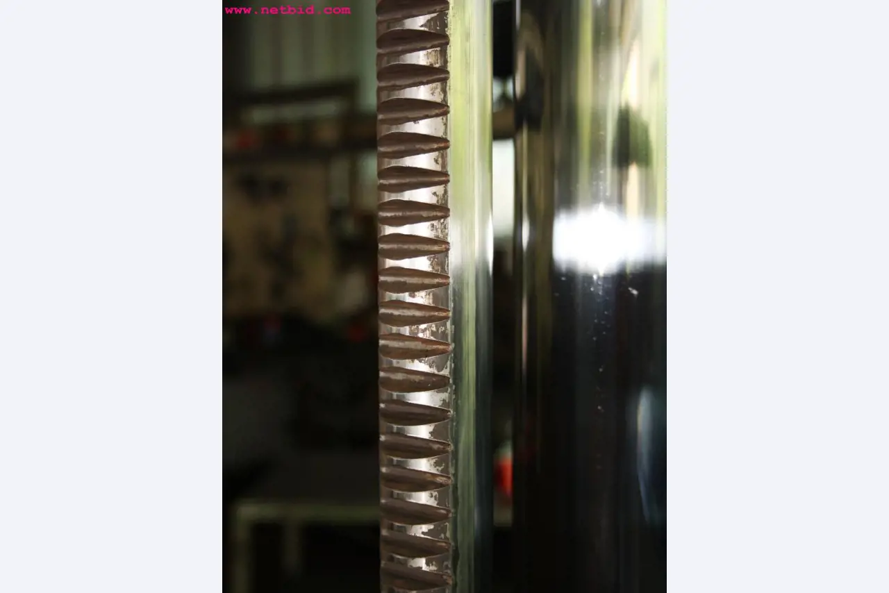 well-maintained machines from the sector automobile workshop -5