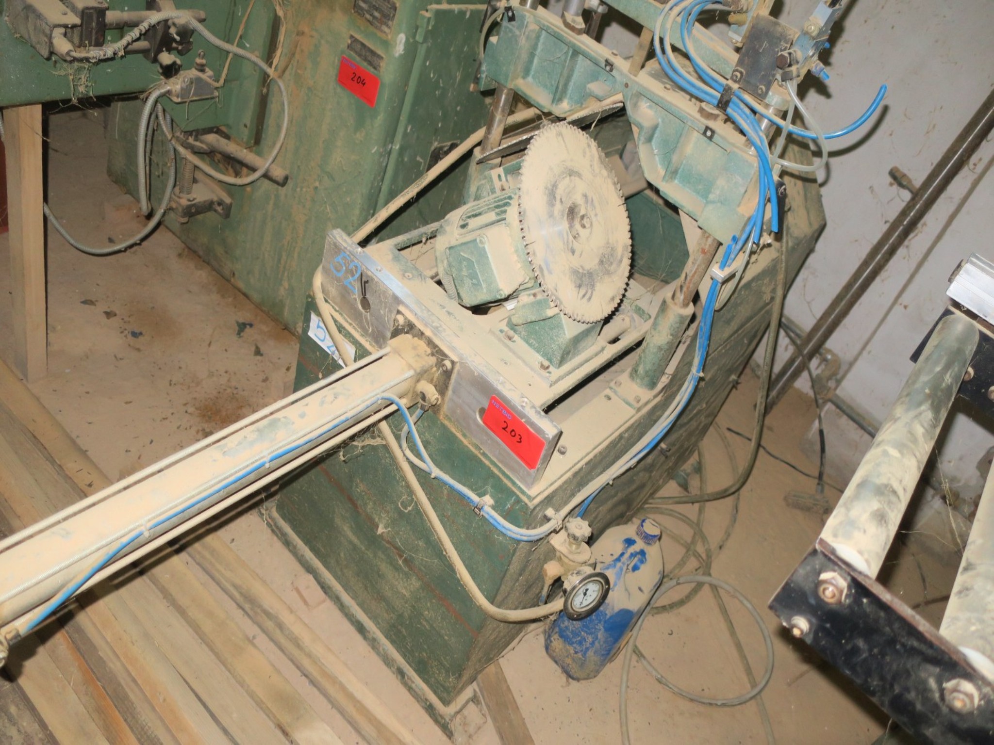 gepflegte Holzbearbeitungsmaschinen-1