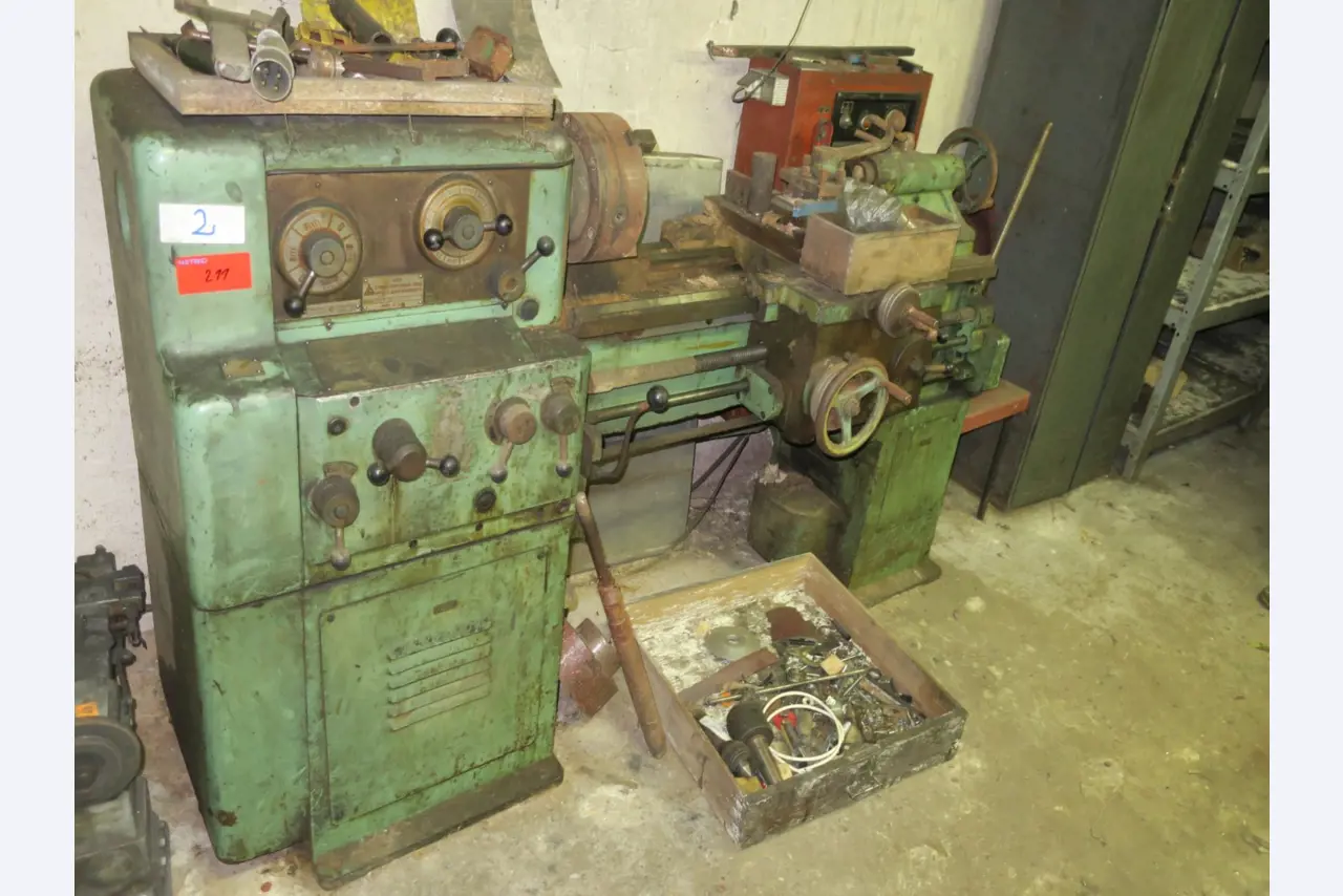 dobro vzdrževani stroji za obdelavo lesa.-1