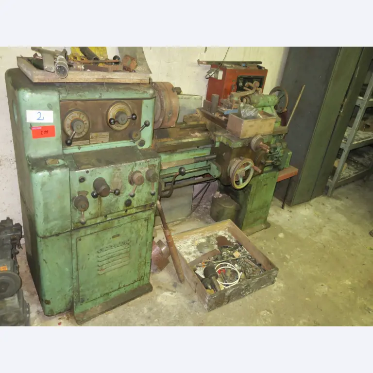 dobro vzdrževani stroji za obdelavo lesa.-1