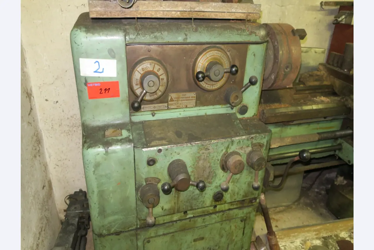 dobro vzdrževani stroji za obdelavo lesa.-2