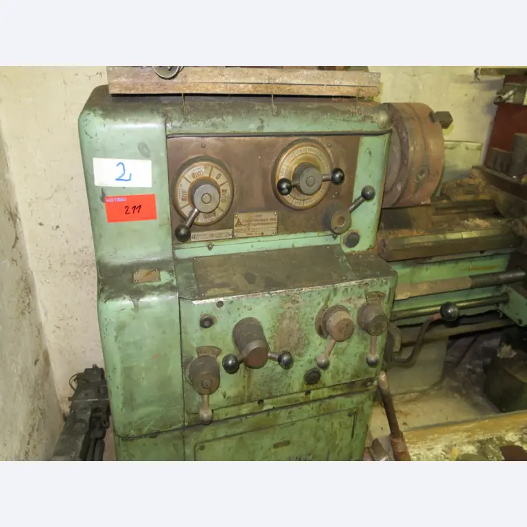 dobro vzdrževani stroji za obdelavo lesa.-2