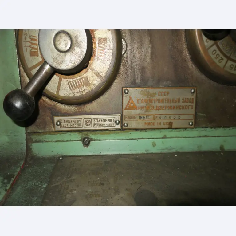 dobro vzdrževani stroji za obdelavo lesa.-3