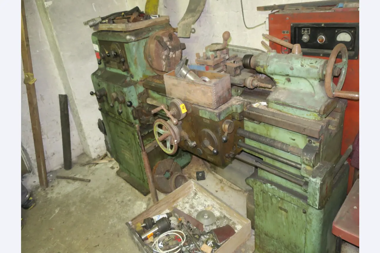 dobro vzdrževani stroji za obdelavo lesa.-4