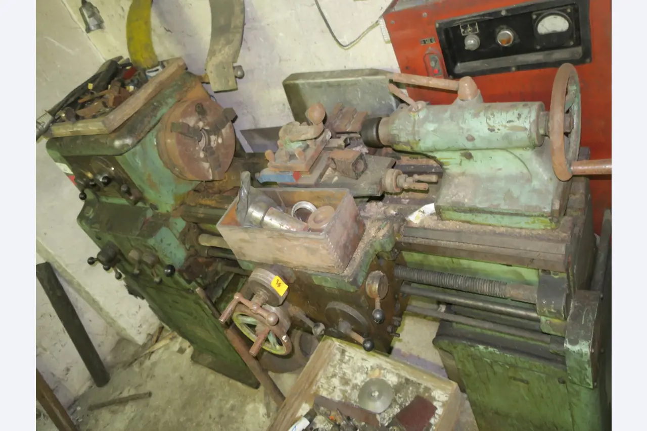 dobro vzdrževani stroji za obdelavo lesa.-5