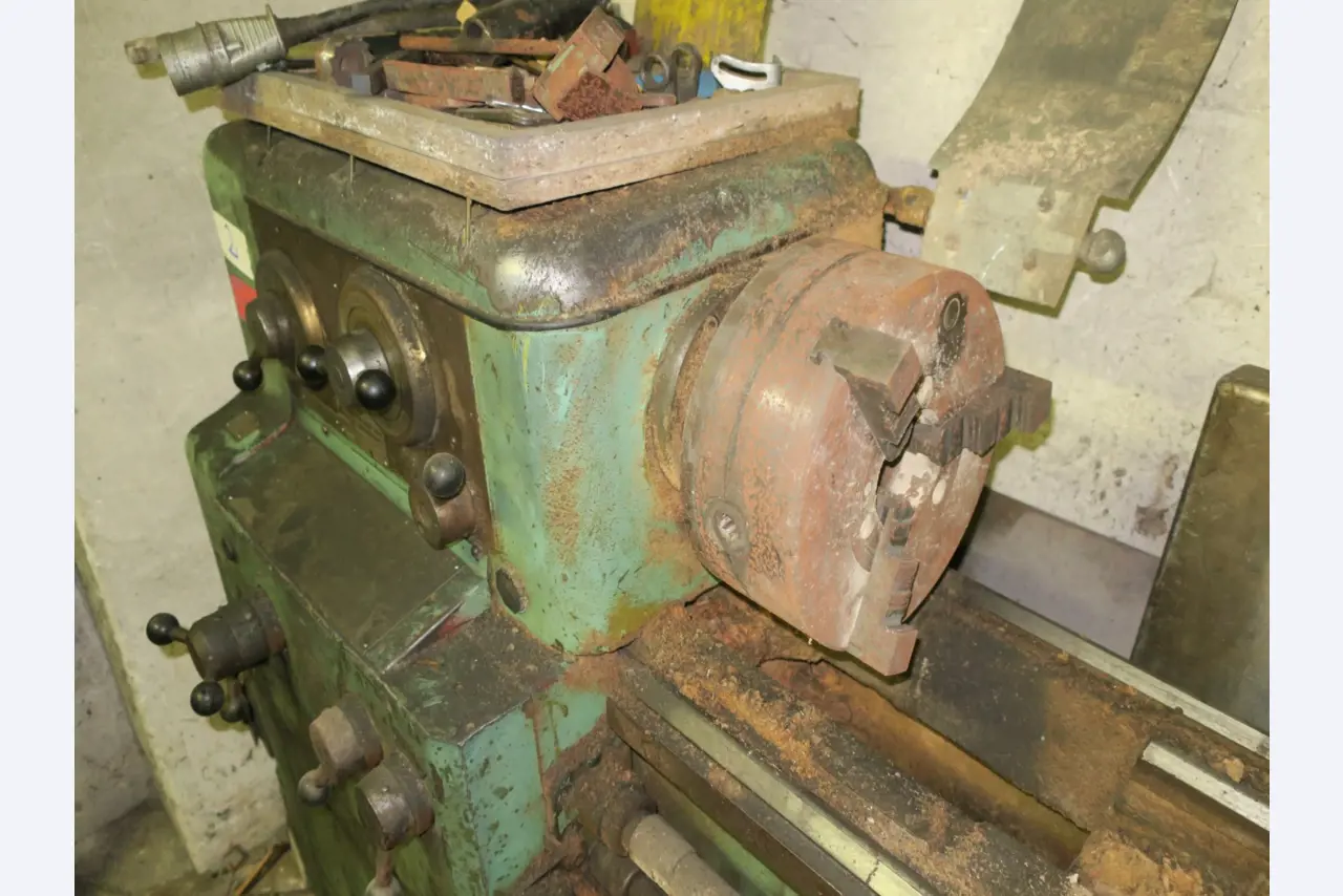 dobro vzdrževani stroji za obdelavo lesa.-7