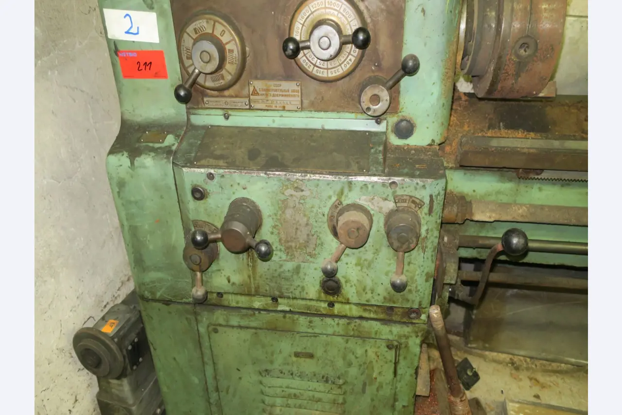 dobro vzdrževani stroji za obdelavo lesa.-8