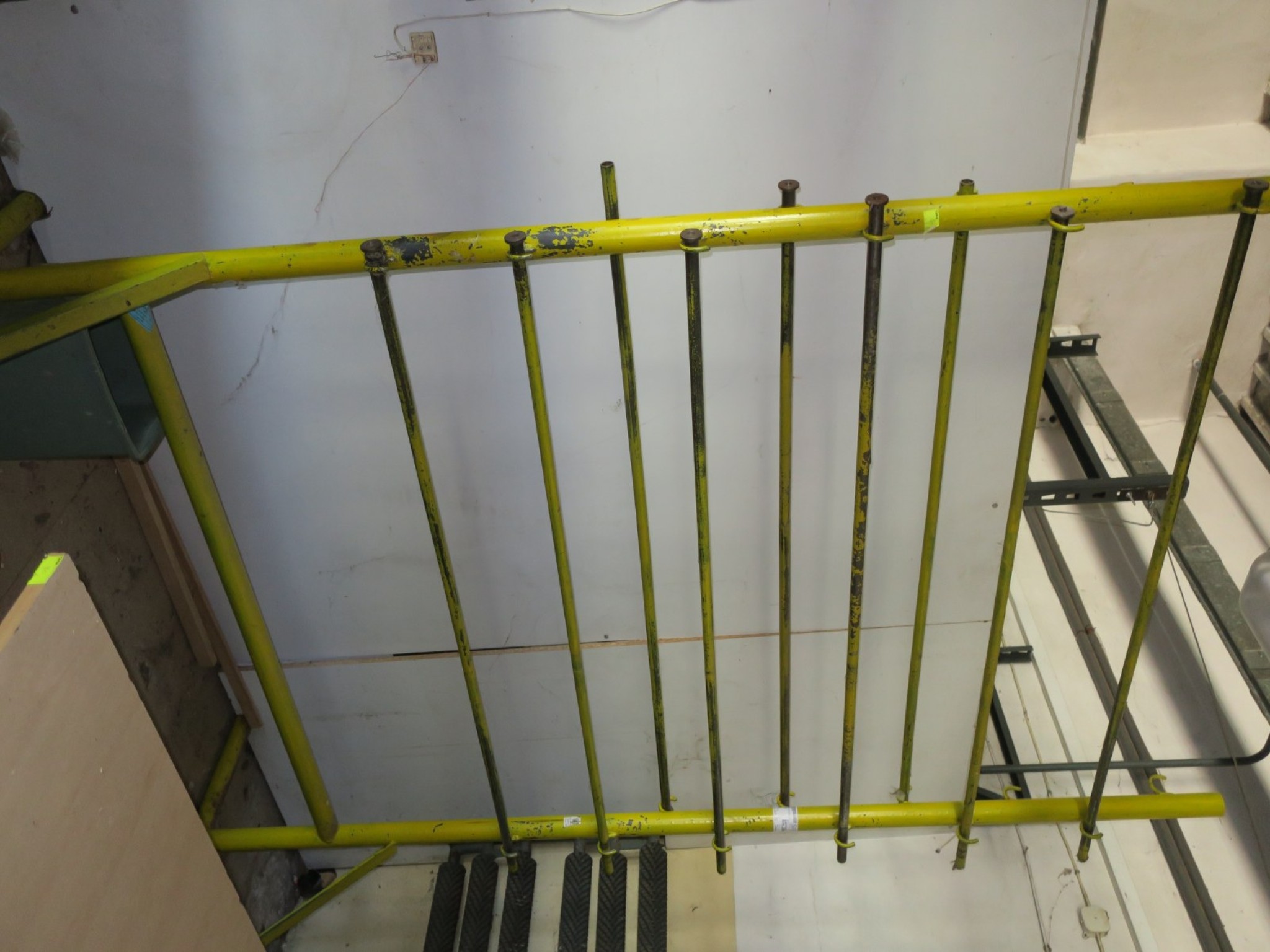 dobro vzdrževani stroji za obdelavo lesa.-1