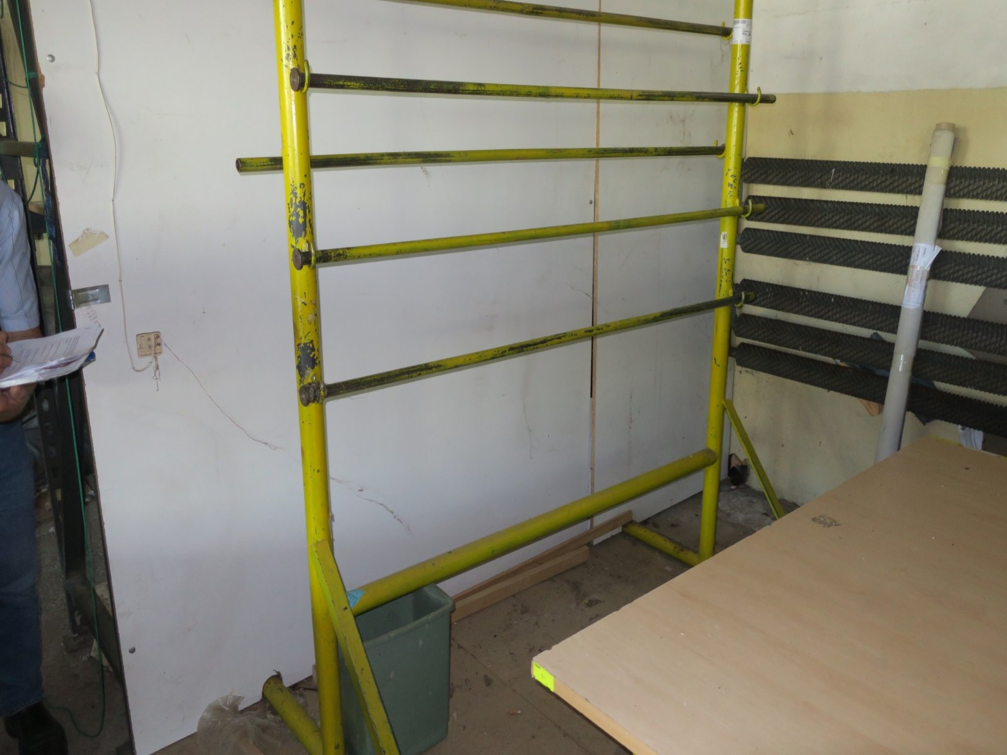 dobro vzdrževani stroji za obdelavo lesa.-2