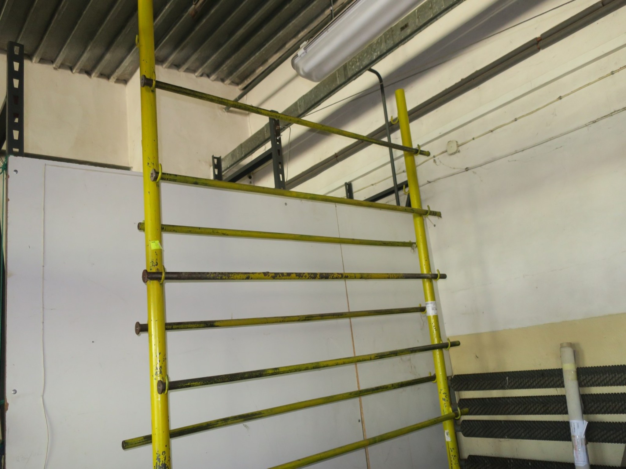 dobro vzdrževani stroji za obdelavo lesa.-3