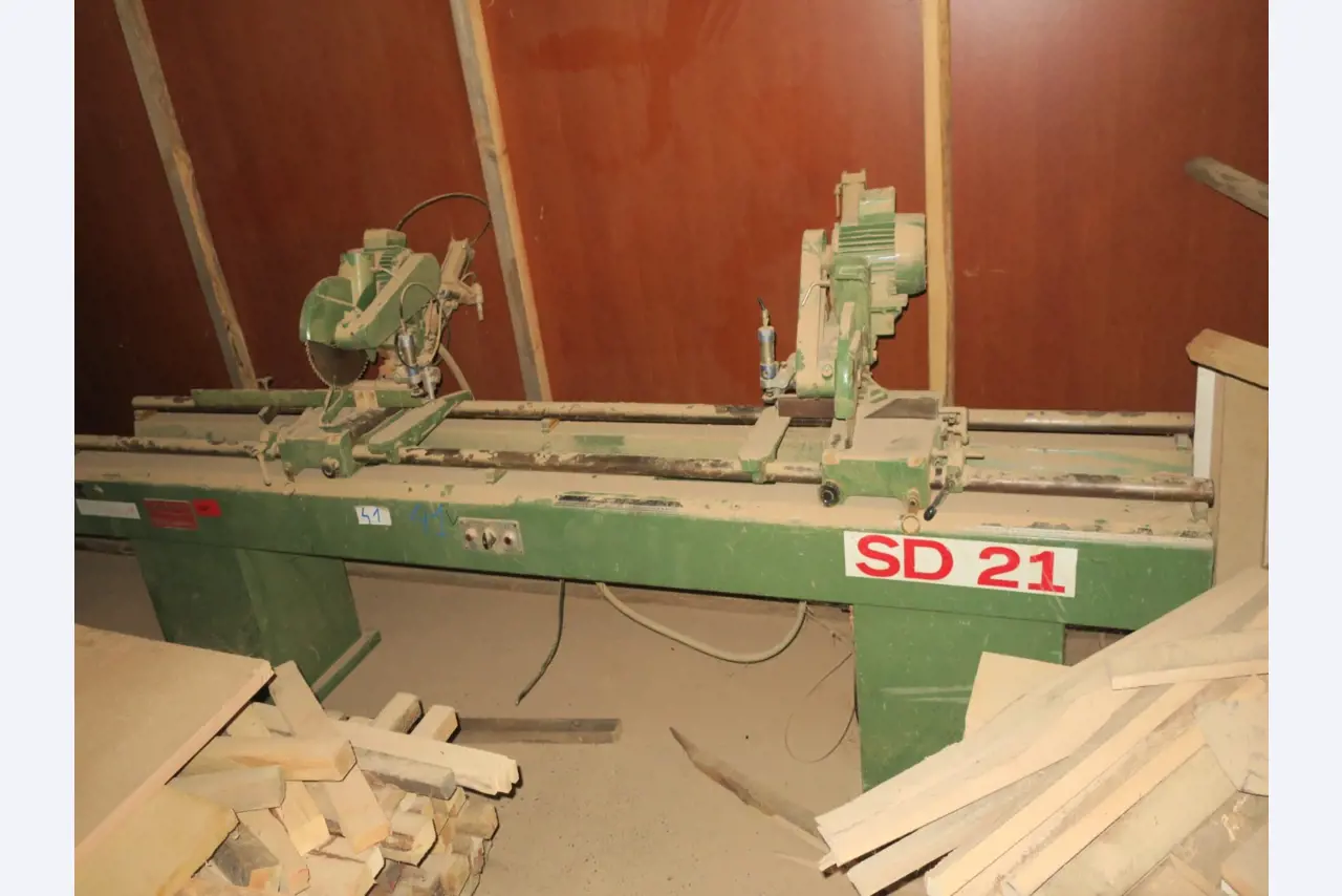 dobro vzdrževani stroji za obdelavo lesa.-2