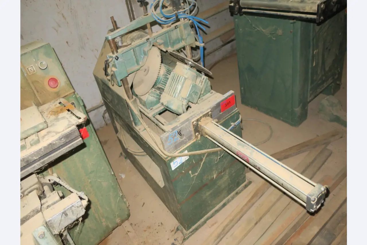 dobro vzdrževani stroji za obdelavo lesa.-3