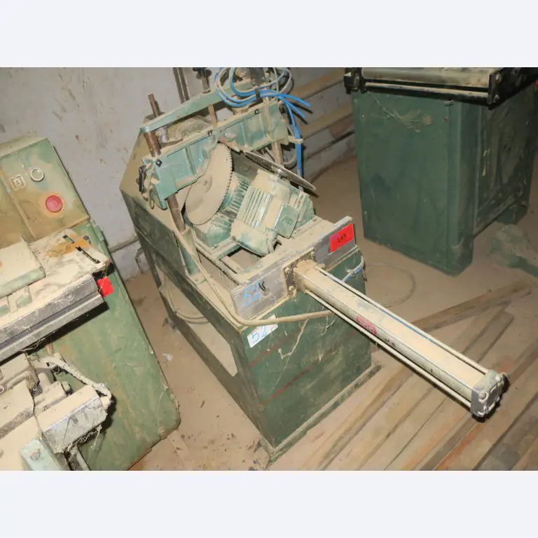 dobro vzdrževani stroji za obdelavo lesa.-3