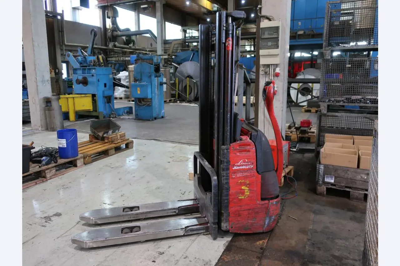 Máquinas para o processamento de chapas metálicas de espessura fina/média<br>(corte, perfuração, prensagem, dobragem)<br><font size="2">Em colaboração com a Hilco Industrial Acquisitions bv</font>-1