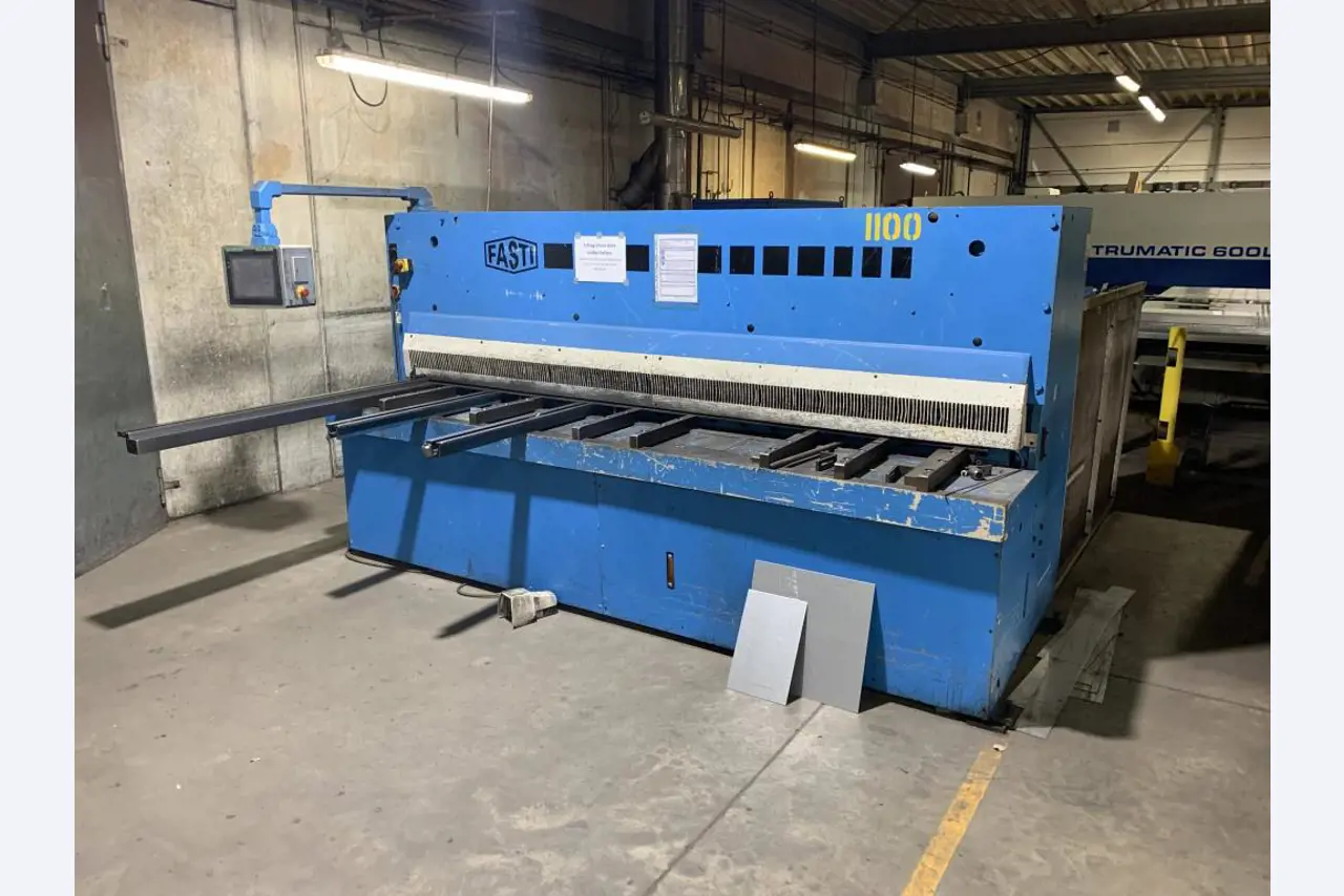 Máquinas para o processamento de chapas metálicas de espessura fina/média<br>(corte, perfuração, prensagem, dobragem)<br><font size="2">Em colaboração com a Hilco Industrial Acquisitions bv</font>-2
