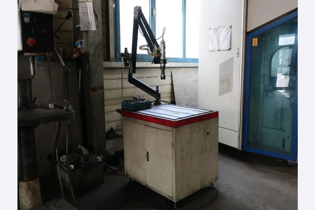 Máquinas para o processamento de chapas metálicas de espessura fina/média<br>(corte, perfuração, prensagem, dobragem)<br><font size="2">Em colaboração com a Hilco Industrial Acquisitions bv</font>-2