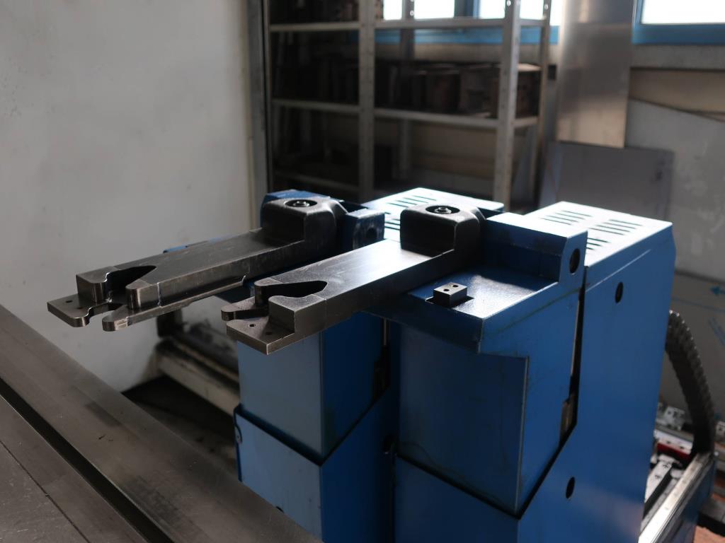 Machines for processing thin/medium thick sheet metal<br> (cutting, punching, pressing, bending)<br><font size="2">In collaboration with Hilco Industrial Acquisitions bv<br></font>-16