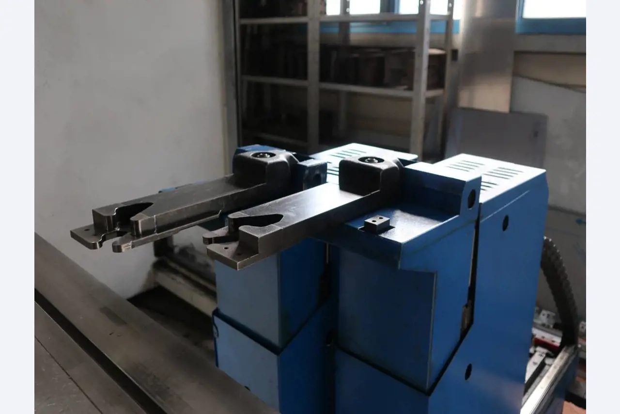 Máquinas para o processamento de chapas metálicas de espessura fina/média<br>(corte, perfuração, prensagem, dobragem)<br><font size="2">Em colaboração com a Hilco Industrial Acquisitions bv</font>-16