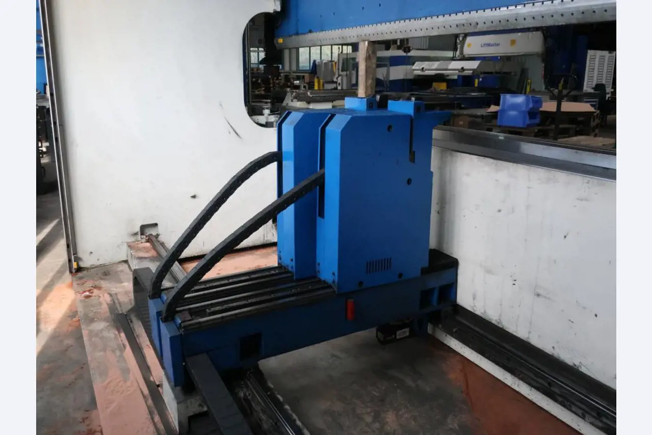 Máquinas para o processamento de chapas metálicas de espessura fina/média<br>(corte, perfuração, prensagem, dobragem)<br><font size="2">Em colaboração com a Hilco Industrial Acquisitions bv</font>-19