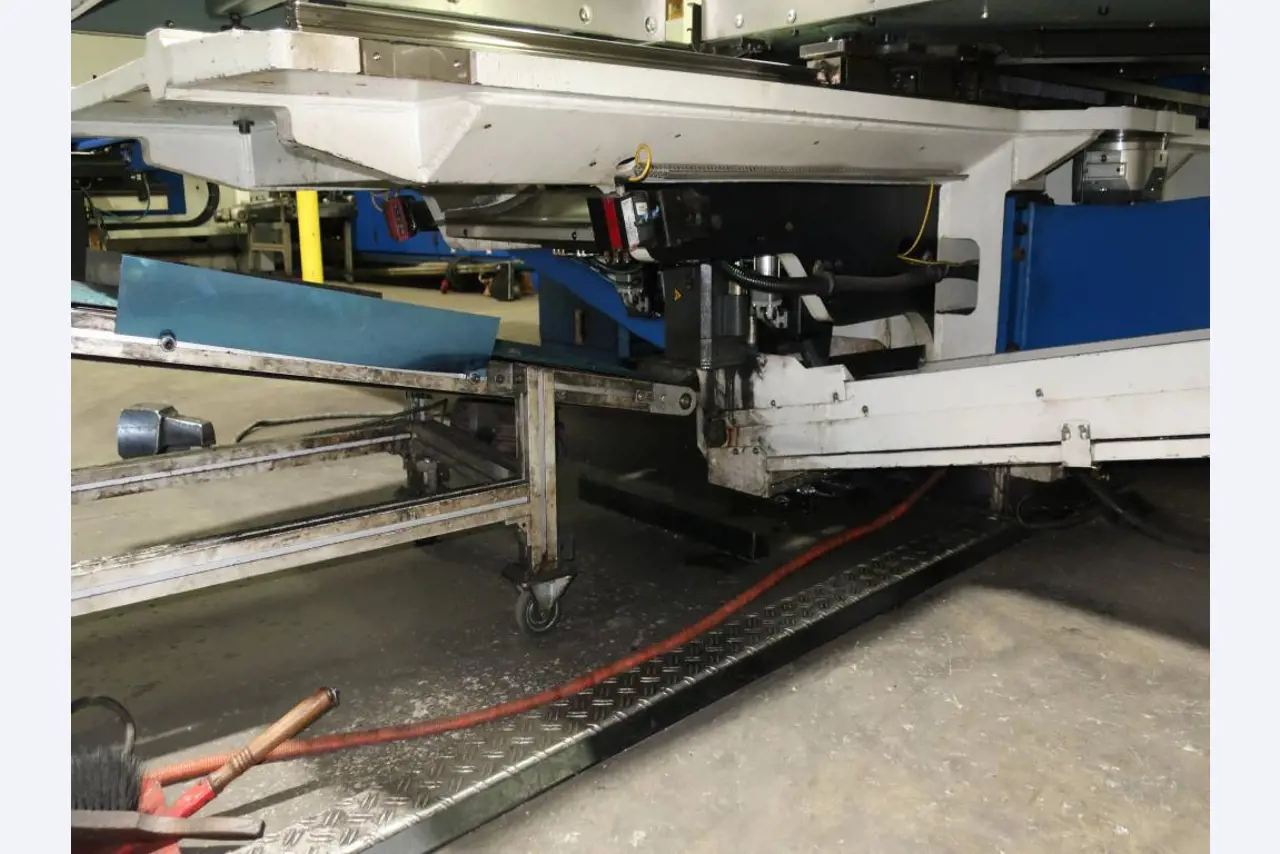 Máquinas para o processamento de chapas metálicas de espessura fina/média<br>(corte, perfuração, prensagem, dobragem)<br><font size="2">Em colaboração com a Hilco Industrial Acquisitions bv</font>-8