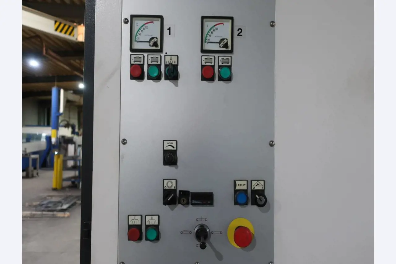 Máquinas para o processamento de chapas metálicas de espessura fina/média<br>(corte, perfuração, prensagem, dobragem)<br><font size="2">Em colaboração com a Hilco Industrial Acquisitions bv</font>-6
