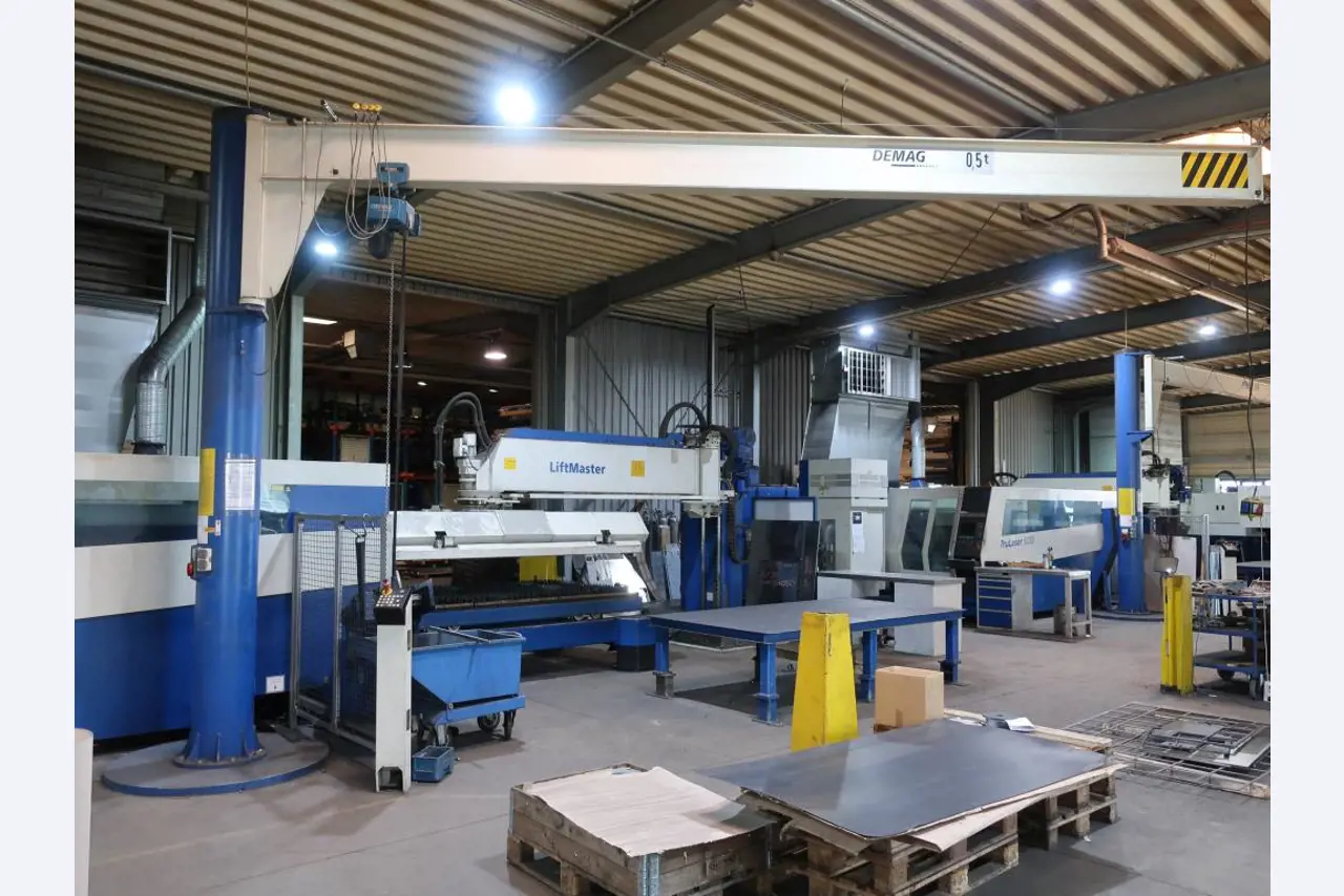Máquinas para o processamento de chapas metálicas de espessura fina/média<br>(corte, perfuração, prensagem, dobragem)<br><font size="2">Em colaboração com a Hilco Industrial Acquisitions bv</font>-1