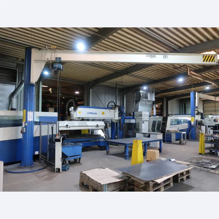 Máquinas para o processamento de chapas metálicas de espessura fina/média<br>(corte, perfuração, prensagem, dobragem)<br><font size="2">Em colaboração com a Hilco Industrial Acquisitions bv</font>-1