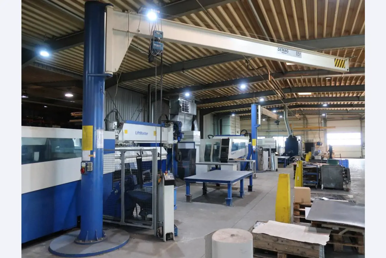 Máquinas para o processamento de chapas metálicas de espessura fina/média<br>(corte, perfuração, prensagem, dobragem)<br><font size="2">Em colaboração com a Hilco Industrial Acquisitions bv</font>-2
