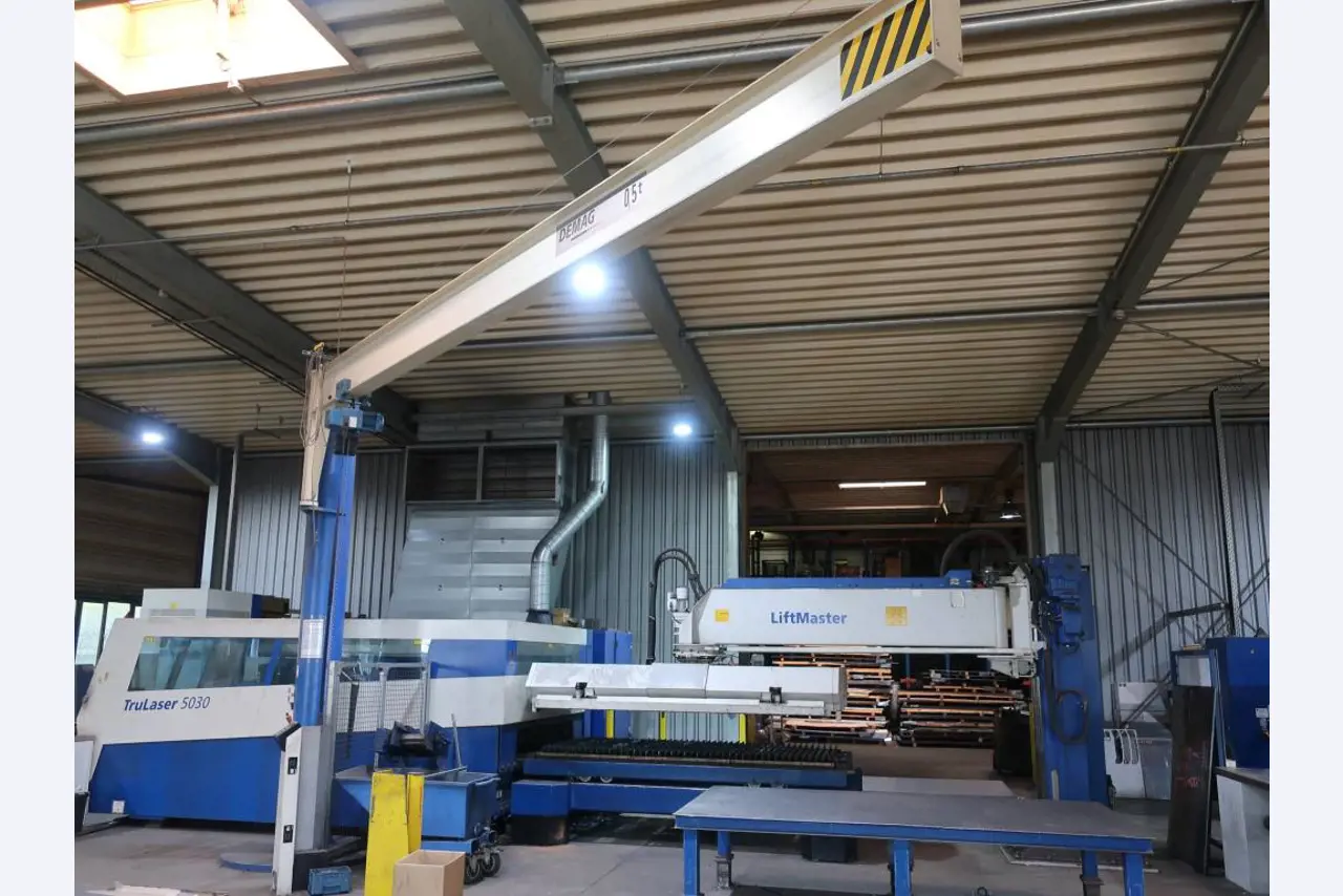 Máquinas para o processamento de chapas metálicas de espessura fina/média<br>(corte, perfuração, prensagem, dobragem)<br><font size="2">Em colaboração com a Hilco Industrial Acquisitions bv</font>-3