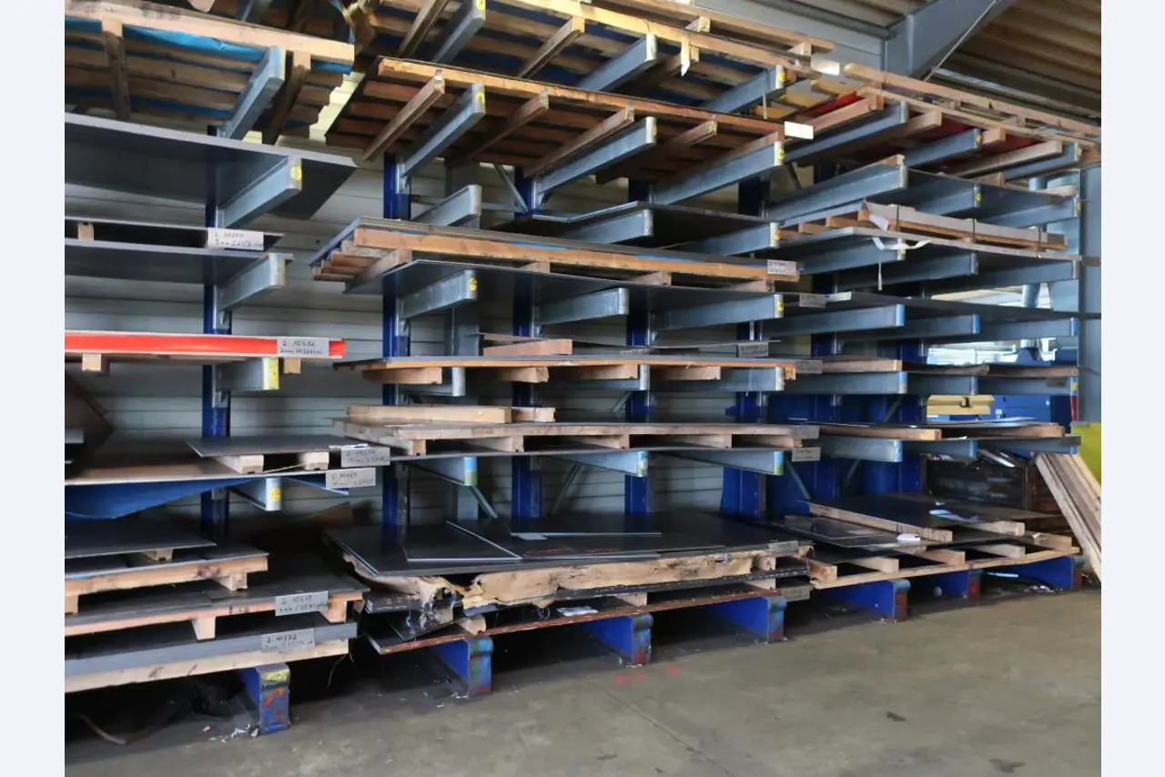 Máquinas para o processamento de chapas metálicas de espessura fina/média<br>(corte, perfuração, prensagem, dobragem)<br><font size="2">Em colaboração com a Hilco Industrial Acquisitions bv</font>-1