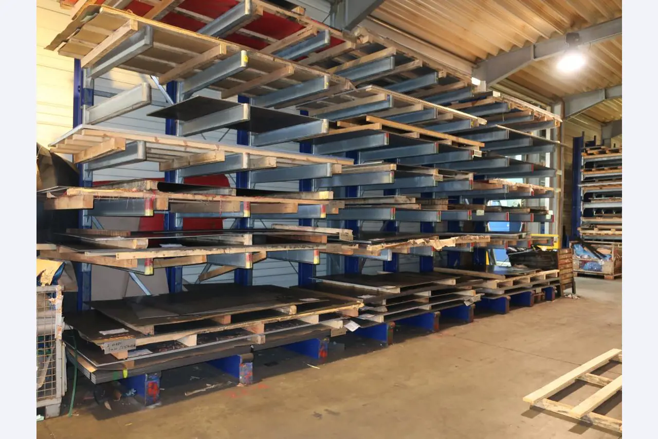 Máquinas para o processamento de chapas metálicas de espessura fina/média<br>(corte, perfuração, prensagem, dobragem)<br><font size="2">Em colaboração com a Hilco Industrial Acquisitions bv</font>-1