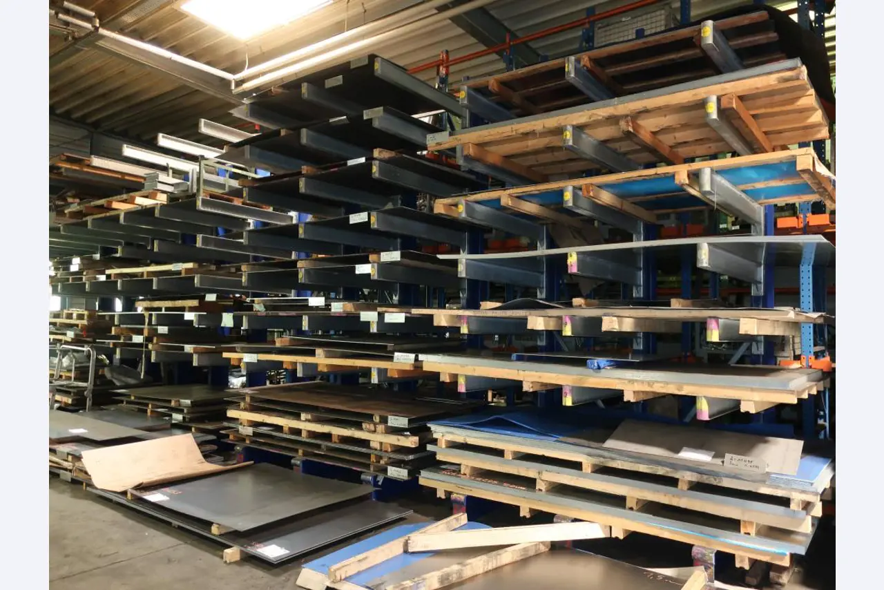 Máquinas para o processamento de chapas metálicas de espessura fina/média<br>(corte, perfuração, prensagem, dobragem)<br><font size="2">Em colaboração com a Hilco Industrial Acquisitions bv</font>-1