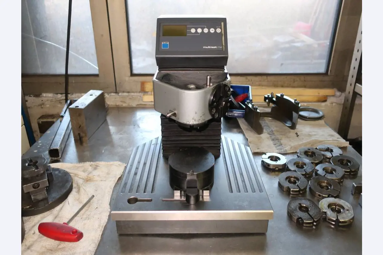 Machines for processing thin/medium thick sheet metal<br> (cutting, punching, pressing, bending)<br><font size="2">In collaboration with Hilco Industrial Acquisitions bv<br></font>-1
