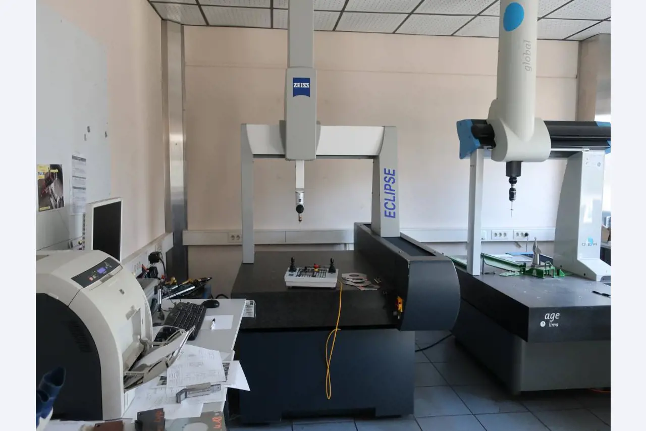 Máquinas para o processamento de chapas metálicas de espessura fina/média<br>(corte, perfuração, prensagem, dobragem)<br><font size="2">Em colaboração com a Hilco Industrial Acquisitions bv</font>-3