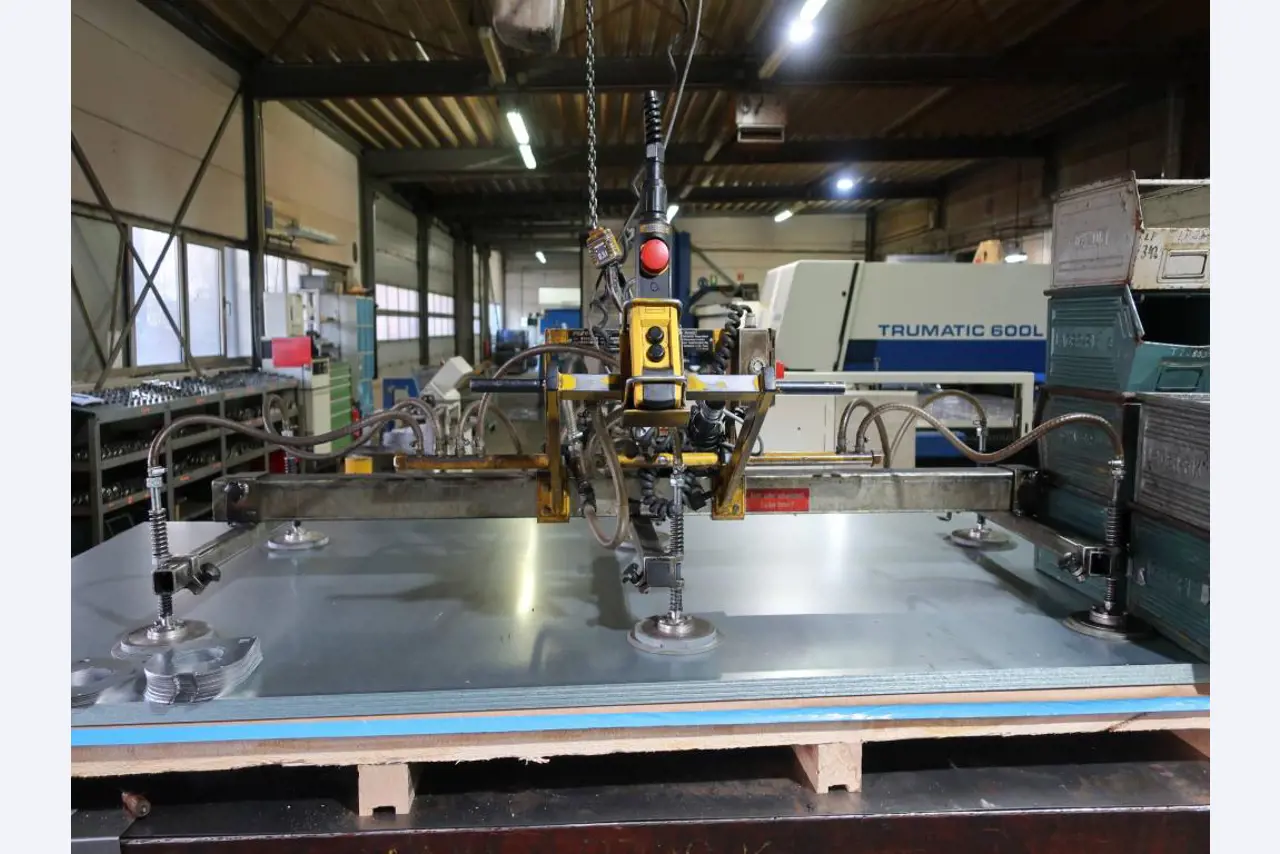 Máquinas para o processamento de chapas metálicas de espessura fina/média<br>(corte, perfuração, prensagem, dobragem)<br><font size="2">Em colaboração com a Hilco Industrial Acquisitions bv</font>-1